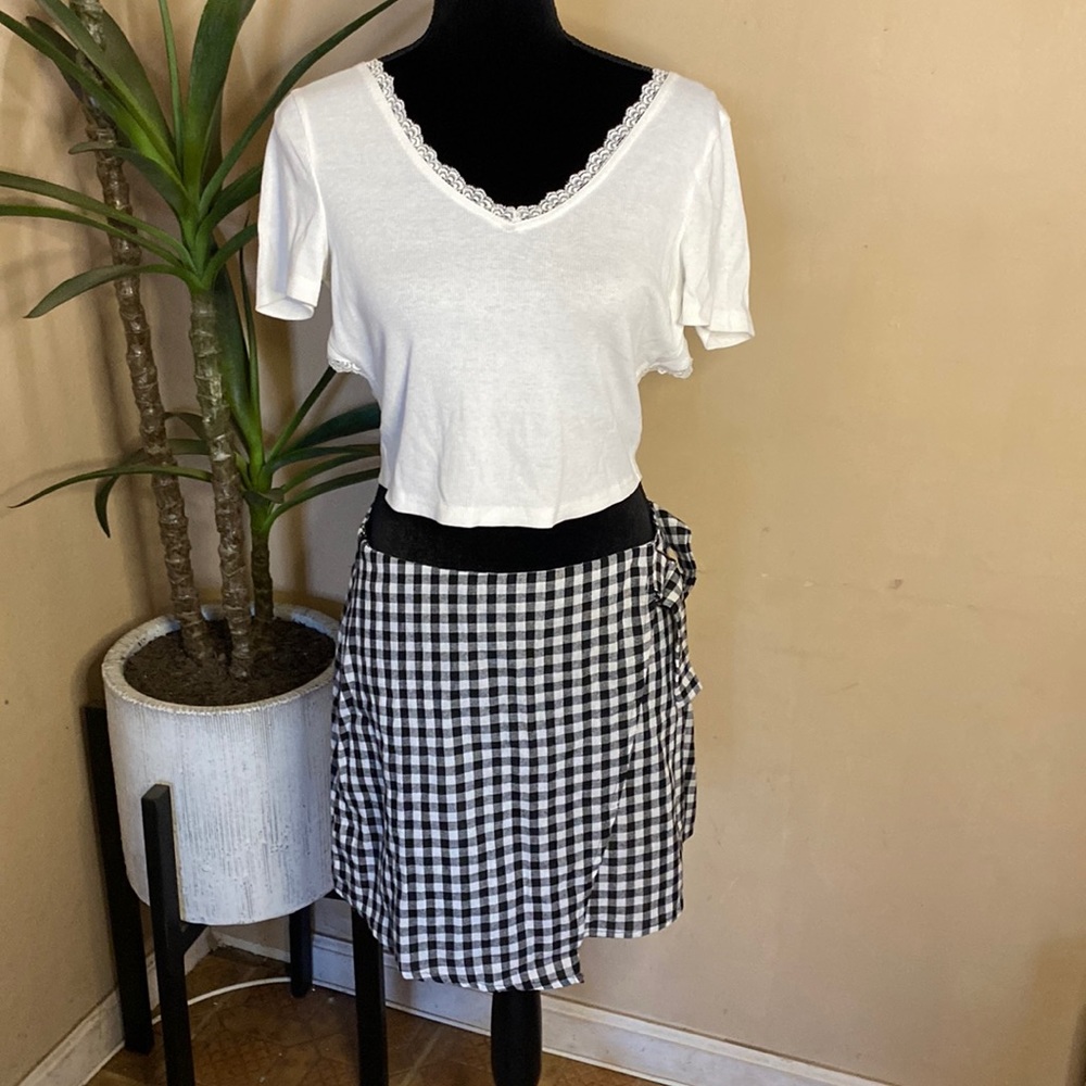 SHEIN. White Tshirt With Open Back And Checkerboard Skirt. S Large